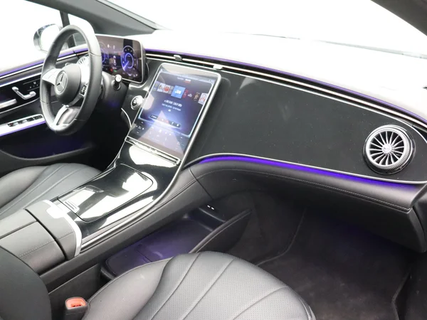 Mercedes-Benz EQE (2025) — foto 14 van 24
