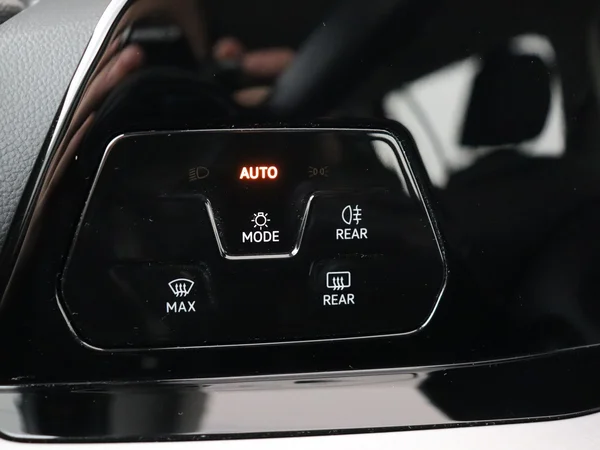 VOLKSWAGEN Golf (2024) — foto 18 van 28