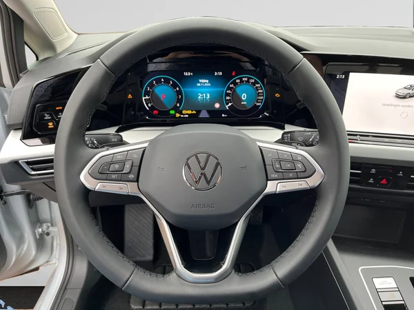 VOLKSWAGEN Golf VIII (2024) — foto 12 van 15