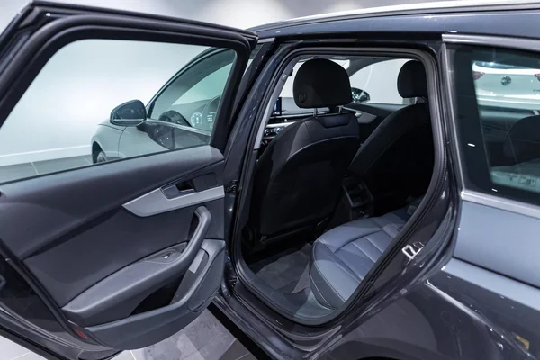 Audi A4 (2023) — foto 6 van 33