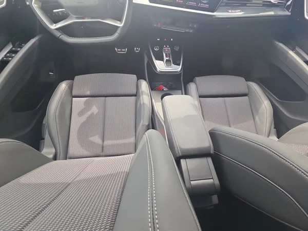 AUDI Q4 Sportback e-tron (2025) — foto 5 van 24