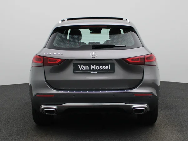 Mercedes-Benz GLA (2022) — foto 44 van 48