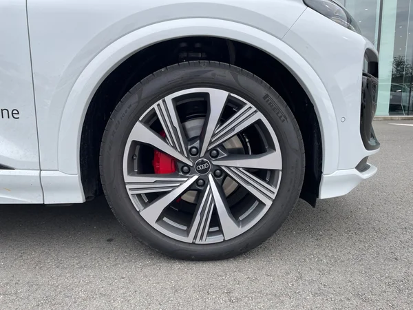 AUDI Q6 e-tron (2024) — foto 19 van 24