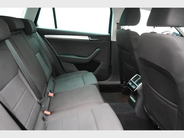 SKODA Superb Combi (2017) — foto 16 van 27