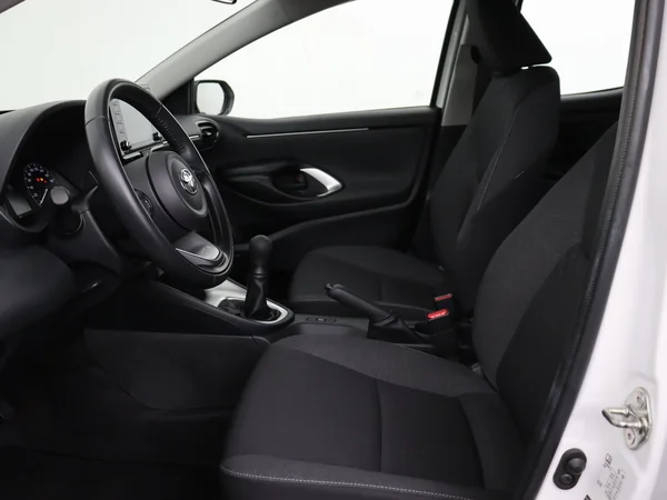 TOYOTA Yaris (2021) — foto 2 van 25