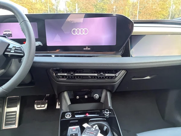 AUDI Q6 e-tron (2026) — foto 13 van 16
