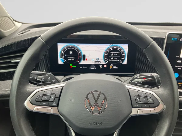 VOLKSWAGEN Passat SW (2024) — foto 10 van 25