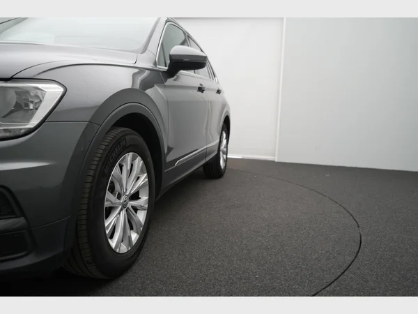 VOLKSWAGEN Tiguan (2017) — foto 11 van 27
