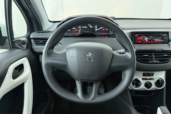 Peugeot 208 (2019) — foto 2 van 15