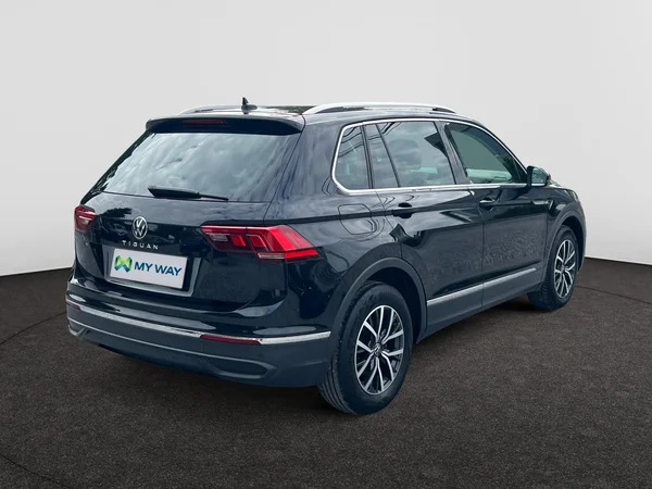VOLKSWAGEN Tiguan (2021) — foto 10 van 17