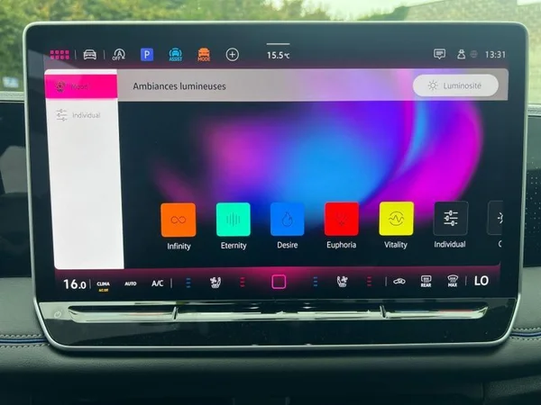VOLKSWAGEN Tiguan (2024) — foto 15 van 25