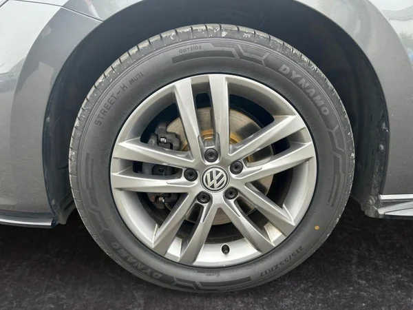VOLKSWAGEN Touran (2020) — foto 27 van 33