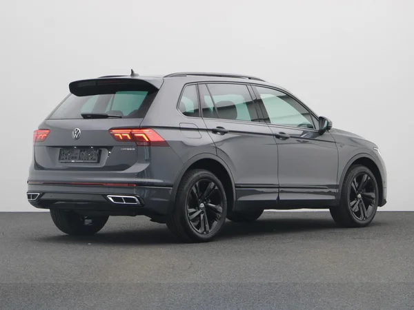 VOLKSWAGEN Tiguan (2022) — foto 12 van 23