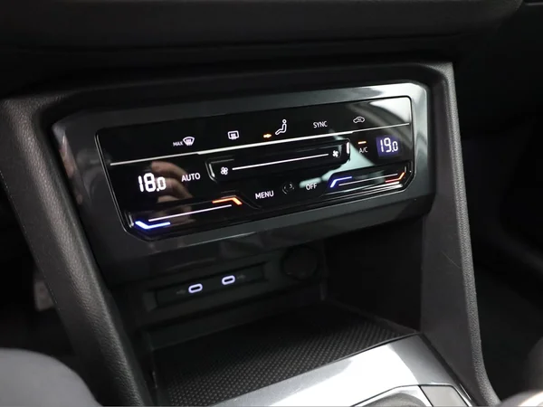 VOLKSWAGEN Tiguan (2021) — foto 10 van 21