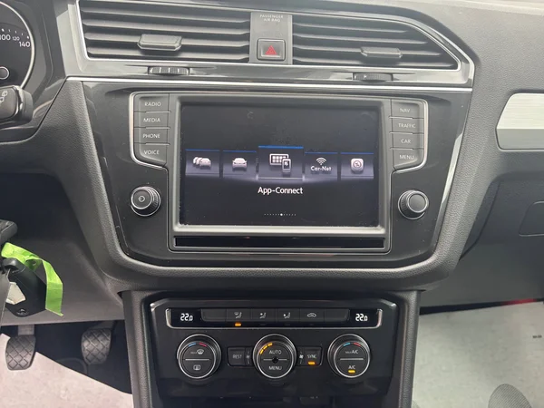 VOLKSWAGEN Tiguan (2016) — foto 4 van 18
