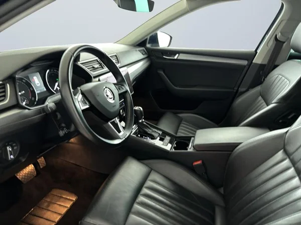 SKODA Superb Combi Dsl (2019) — foto 2 van 17