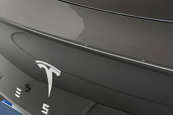 Tesla Model 3 (2023) — foto 30 van 36