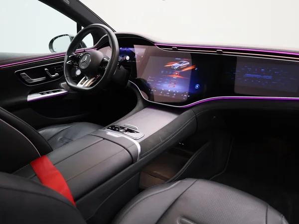 Mercedes-Benz EQE (2022) — foto 57 van 72
