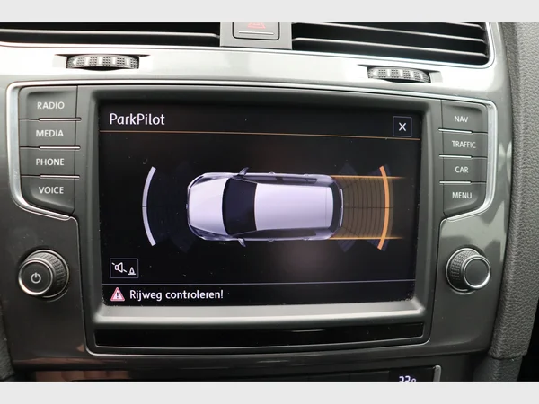 VOLKSWAGEN e-Golf (2016) — foto 24 van 24