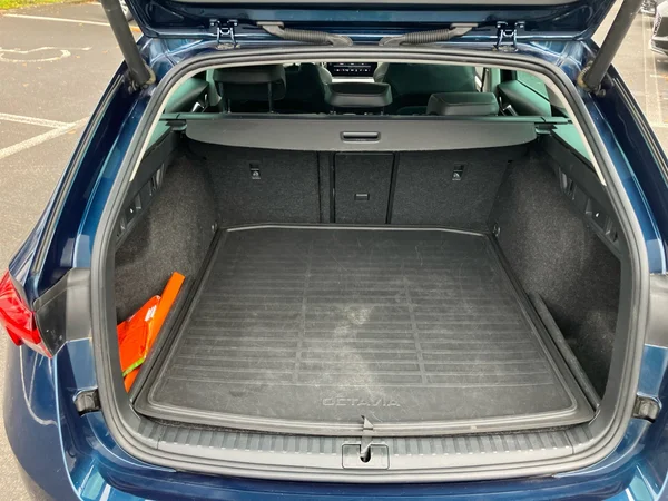 SKODA Octavia Combi PHEV (2021) — foto 6 van 26