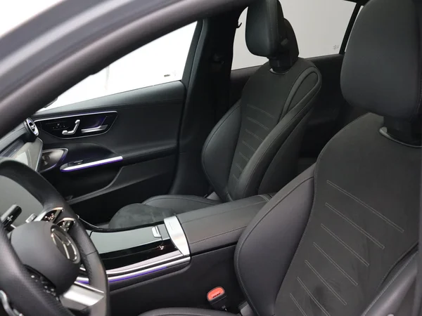 Mercedes-Benz C-Klasse (2025) — foto 8 van 25