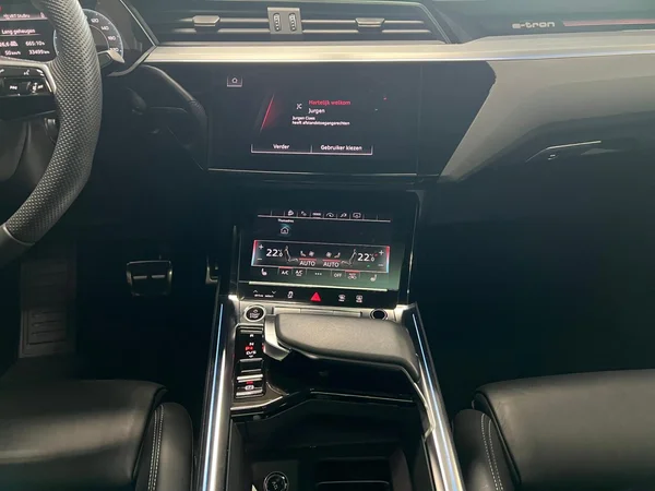 AUDI Q8 e-tron Sportback (2025) — foto 15 van 24