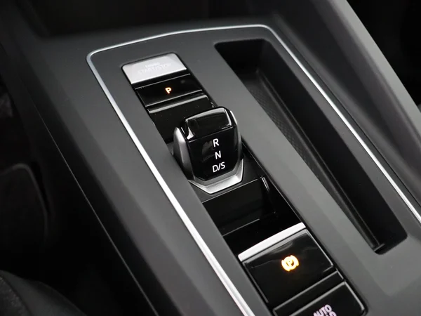 VOLKSWAGEN Golf (2024) — foto 4 van 28