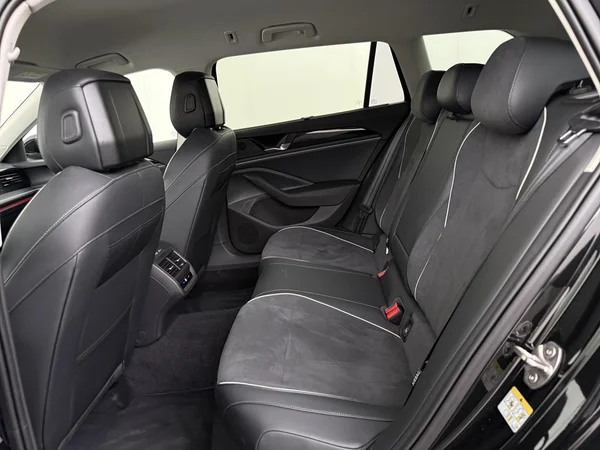 VOLKSWAGEN Passat SW (2025) — foto 2 van 19