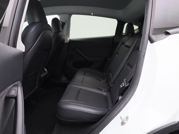 Tesla Model Y (2022) — foto 2 van 42