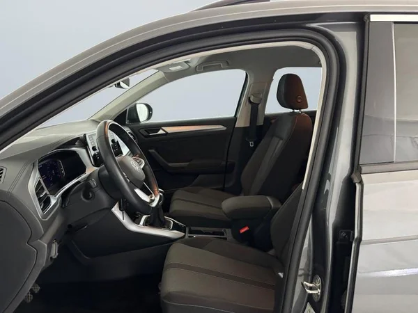 VOLKSWAGEN T-Roc (2022) — foto 2 van 26