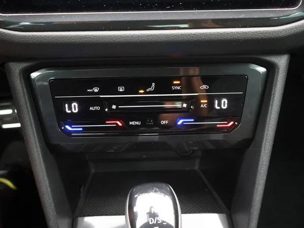 VOLKSWAGEN Tiguan (2022) — foto 16 van 27