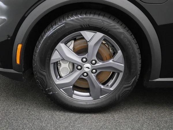 Ford Mustang Mach-E (2023) — foto 6 van 41