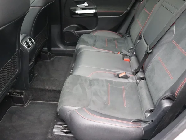 Mercedes-Benz GLB (2021) — foto 11 van 27