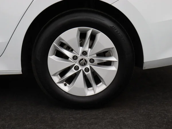 SKODA Octavia Combi (2024) — foto 14 van 18