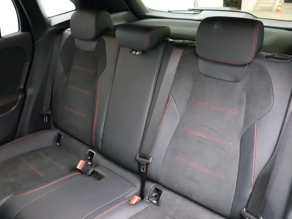 Mercedes-Benz GLA (2024) — foto 15 van 33