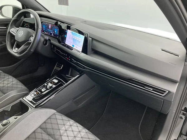 VOLKSWAGEN Golf VIII SW (2024) — foto 2 van 36