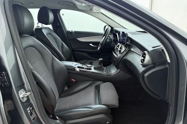 Mercedes-Benz C-Class SW (S205) (2020) — foto 29 van 31