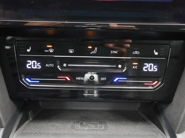 VOLKSWAGEN Passat Variant GTE (2022) — foto 20 van 30
