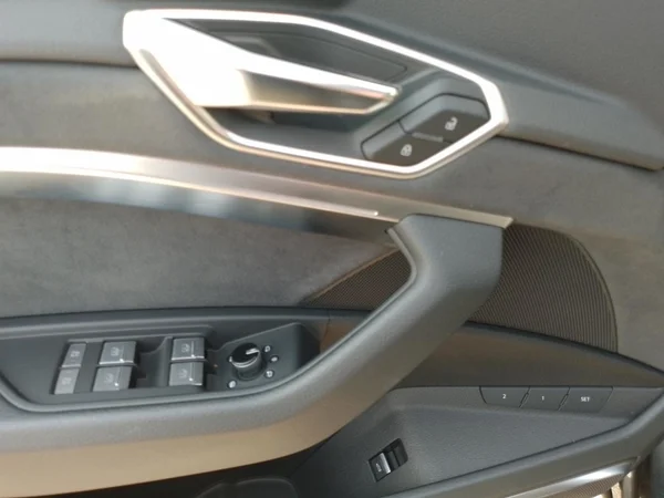 AUDI Q8 e-tron Sportback (2024) — foto 7 van 23
