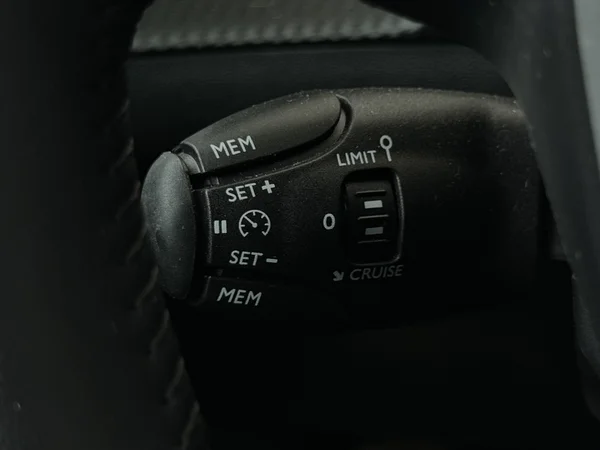 PEUGEOT e-2008 (2025) — foto 9 van 29