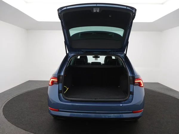 SKODA Octavia Combi PHEV (2021) — foto 24 van 32