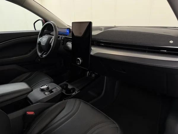 FORD Mustang Mach-E (2022) — foto 3 van 33