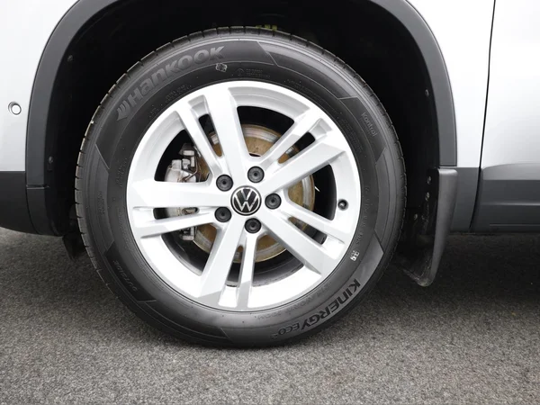 VOLKSWAGEN Tiguan (2016) — foto 3 van 19