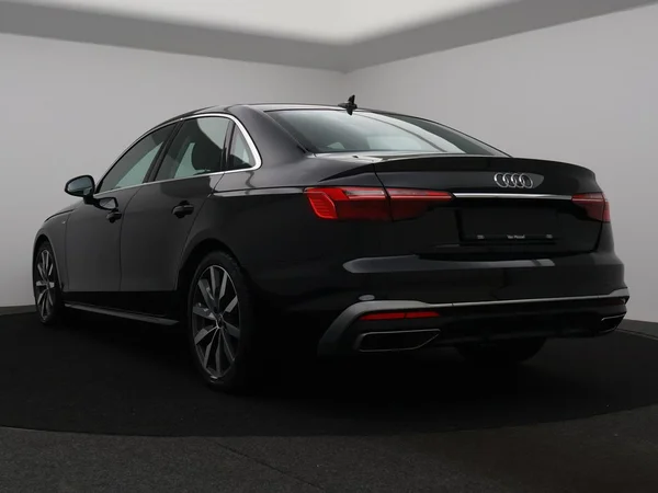 AUDI A4 (2022) — foto 16 van 28