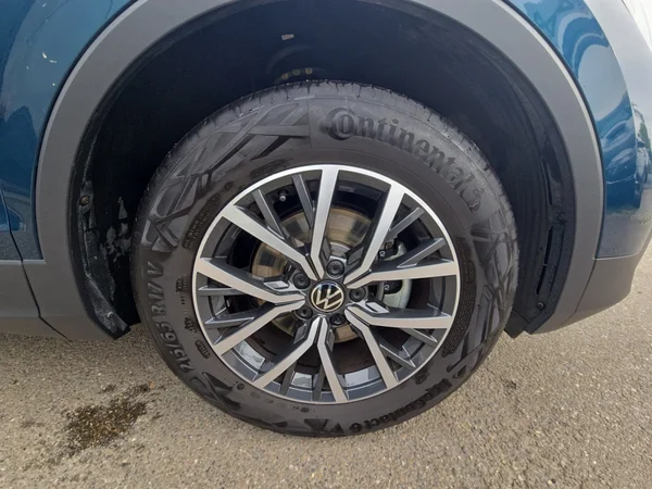 VOLKSWAGEN Tiguan (2024) — foto 13 van 23