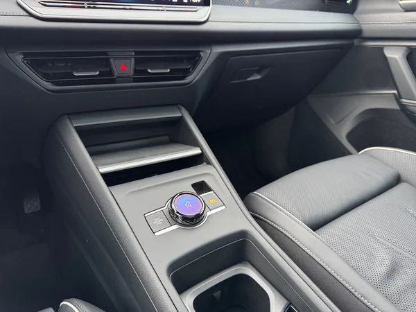 VOLKSWAGEN Tiguan (2025) — foto 6 van 16