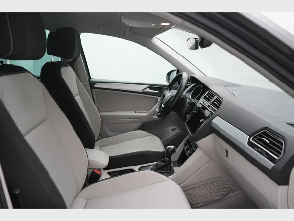 VOLKSWAGEN Tiguan (2017) — foto 6 van 27
