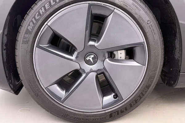 Tesla Model 3 (2023) — foto 31 van 40