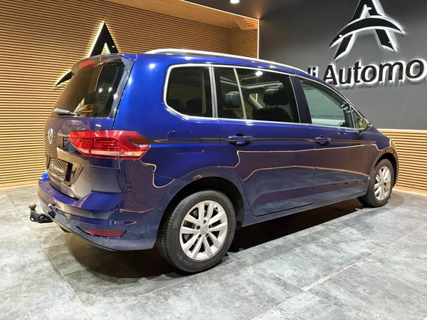 Volkswagen Touran (2016) — foto 19 van 27