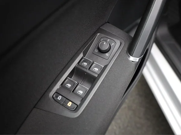 VOLKSWAGEN Touran (2022) — foto 8 van 25